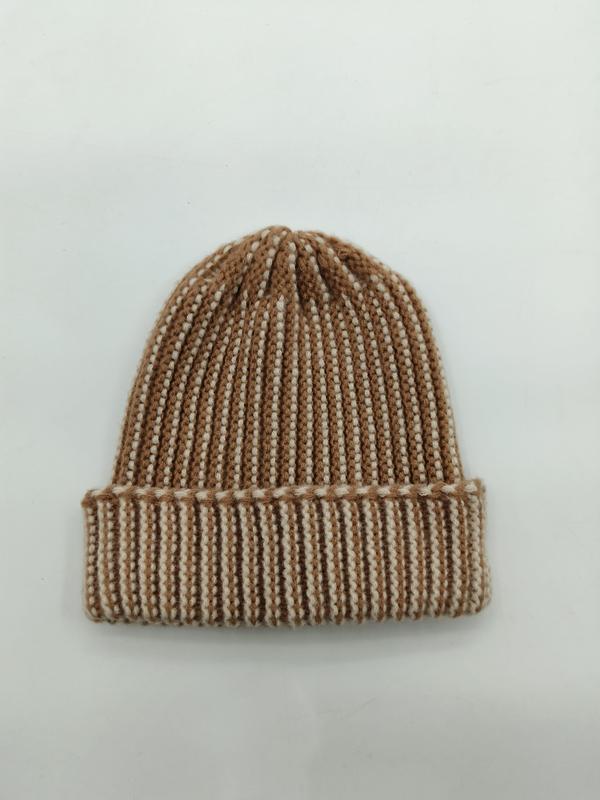 Gemütliche Strickmütze in warmen Erdtönen Camel und Creme mit breitem Umschlag, Flachaufnahme auf weißem Hintergrund