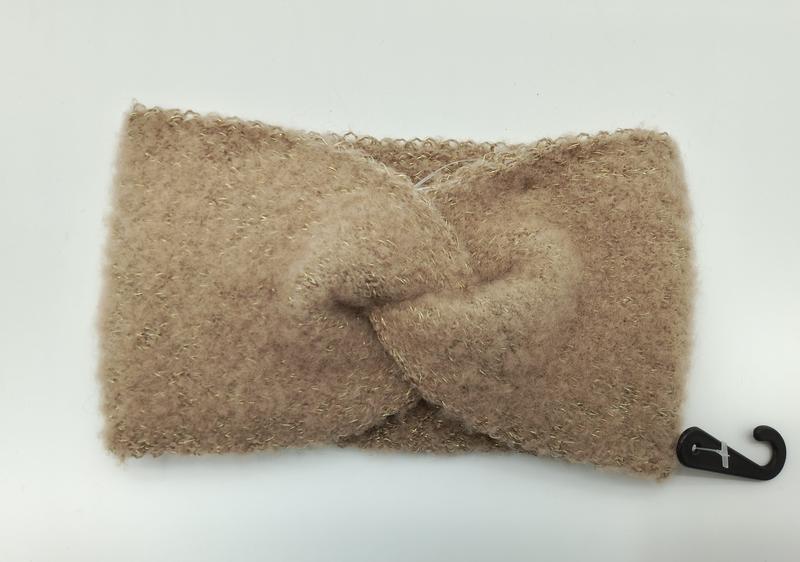 Weiches kamelienfarbenes Flausch-Stirband mit elegantem Twistknoten-Detail und dezent eingearbeiteten goldenen Metallfäden, flach fotografiert