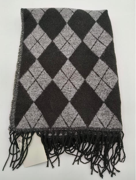 Gefalteter Strickschal in Anthrazit und Grau mit klassischem Argyle-Rautenmuster und schwarzen Tassel-Fransen auf weißem Untergrund
