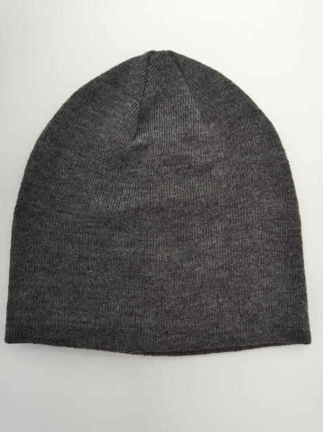 Dunkelgrauer Feinstrick-Slouchy-Beanie flach auf weißem Untergrund, unisex Wintermütze