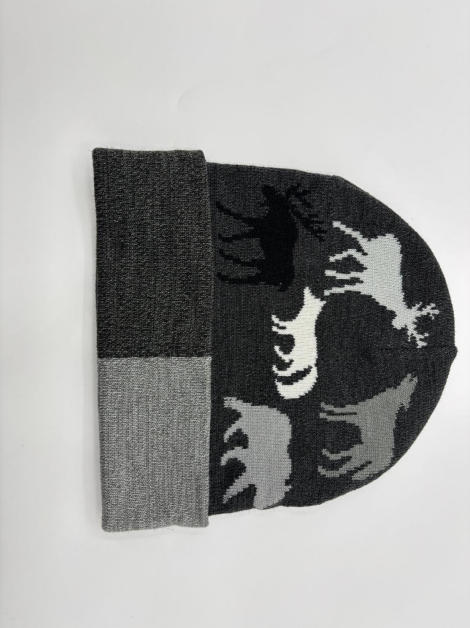 Dunkelgraue Wintermütze mit gestrickten Waldtier-Motiven – Elch, Wolf, Bär und Hirsch – sowie zweifarbigem Umschlagbündchen