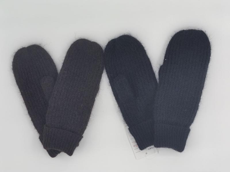 Zwei Paar Grobstrick-Winterfäustlinge in Anthrazit und Dunkelblau flach auf weißem Hintergrund mit sichtbarem Produktetikett