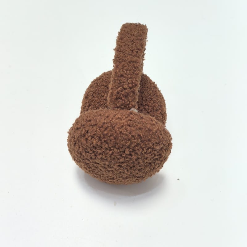 Zwei grob gestrickte Dekokissenbezüge nebeneinander – links unifarben schwarz strukturiert, rechts kamelbraun gerippt gestreift, handgestrickte Wolloptik
