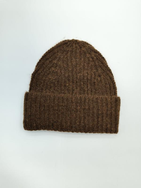 Braune grobgestrickte Winter-Beanie mit Umschlagbündchen, flach auf weißem Untergrund liegend