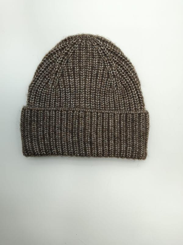 Braun melierte Strickmütze mit gefaltetem Bund und Wollmischung, Flachbild auf weißem Untergrund