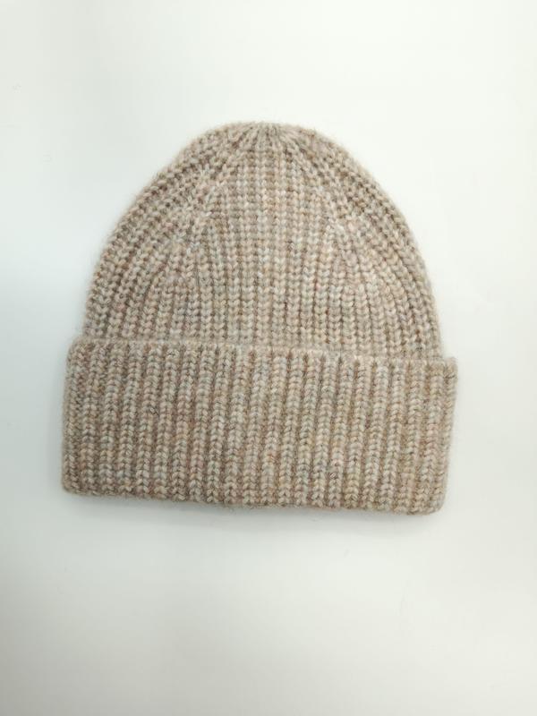 Naturbeige Oatmeal-Marl Strickmütze mit Rippenmuster und umgeklapptem Bund, von oben auf weißem Untergrund fotografiert