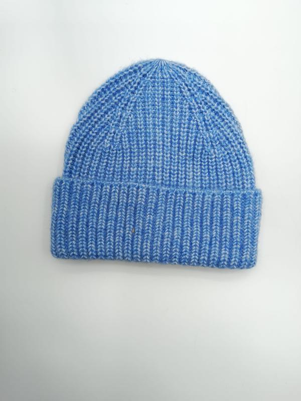Himmelblaue Marl-Strickmütze mit Rippenmuster und umgeklapptem Krempenrand, Draufsicht auf weißem Hintergrund