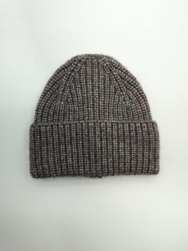 Taupe-braune Marl-Strickmütze aus Wollmischung mit Rippenmuster und gefaltetem Krempenrand, Draufsicht auf weißem Hintergrund