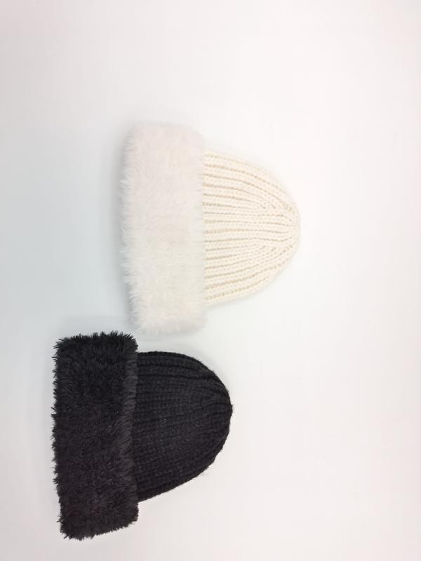 Zwei voluminöse Rippstrickmützen mit weichem Kunstfell-Umschlagrand in Cremeweiß und dunklem Anthrazit, flach fotografiert