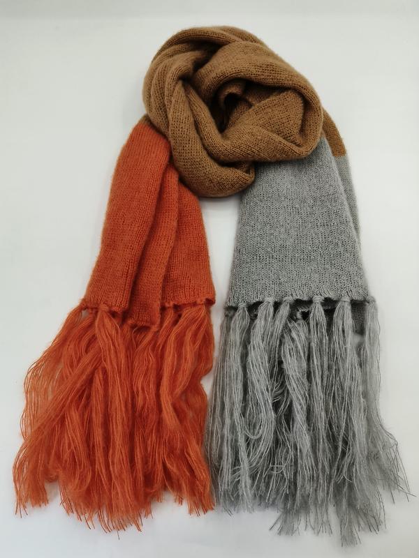 Gestrickter Damenomfort-Schal mit langen Fransen in Rostrot, Hellgrau und Kamelbraun
