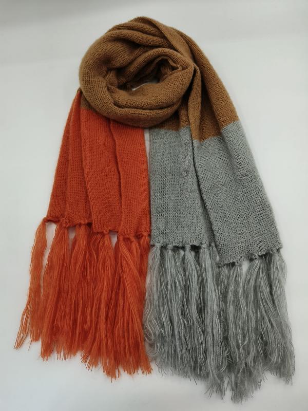 Gestrickter Colorblock-Schal in Rostrot, Grau und Kamelbraun mit langen Fransen an den Enden, flach fotografiert