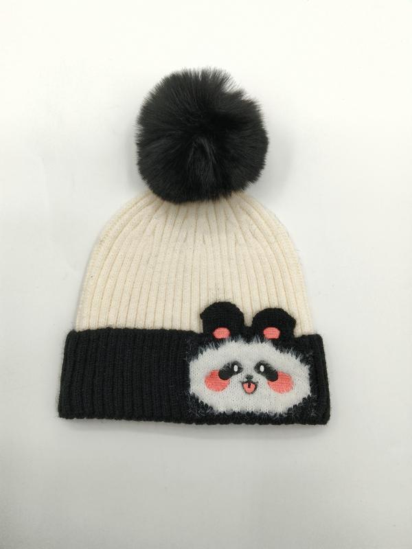 Weiß-schwarz gestreifte Rippenstrick-Beanie mit aufgenähtem Panda-Gesicht als Applikation und dunklem Kunstfell-Pompon, Wintermütze im Colorblock-Design