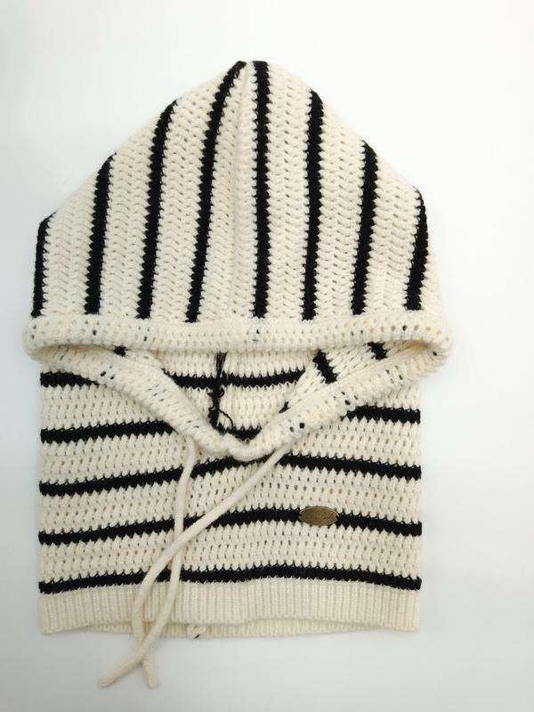 Gefalteter creme-schwarz gestreifter Häkel-Hoodie-Pullover mit Kordelzug-Kapuze und Rippbund, flach auf weißem Hintergrund