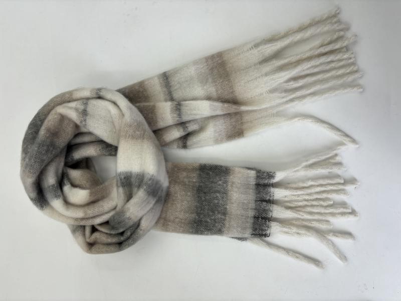 Gebürsteter Winterschal in Creme und Grau mit Karomuster und weißen Fransenden, locker gewickelt vor weißem Hintergrund