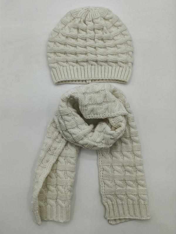 Cremefarbenes Zopfmuster-Beanie-Set mit langer Strickschal-Ergänzung, Flachaufnahme auf weißem Hintergrund
