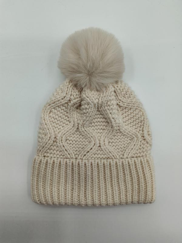 Cremeweiße Zopfstrick-Beanie mit großem flauschigem Kunstfell-Pompon oben und geripptem Bündchen