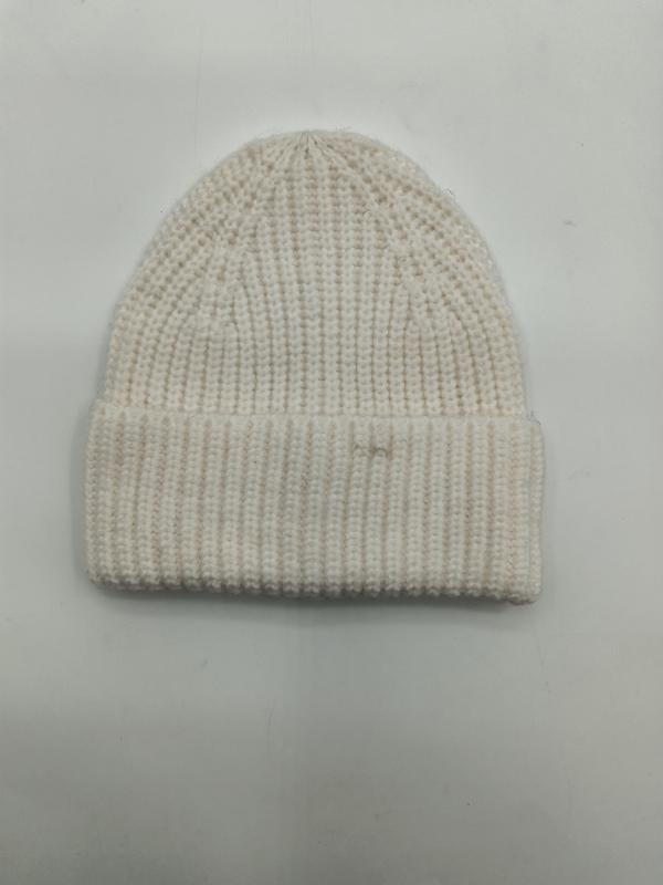 Cremeweiße grobgestrickte Rippstrick-Beanie mit umgeschlagenem Rand, flach auf weißem Hintergrund