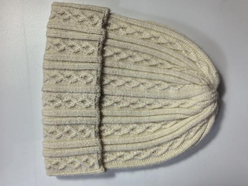 Warme Strickmütze in Elfenbeinweiß mit klassischem Zopfmuster und breitem Krempenumschlag aus weicher Wolle