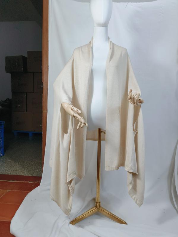 Cremefarbenes, elfenbeinfarbenes Feinstrick-Wickelshawl auf einer Schneiderpuppe, offene Vorderseite mit geripptem Abschluss und weitem Drapee