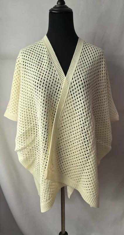 Cremefarbener Kimono-Cardigan mit Netzstrickmuster auf schwarzer Schneiderpuppe, mit luftigem Gittermuster und offenem Vorderteil