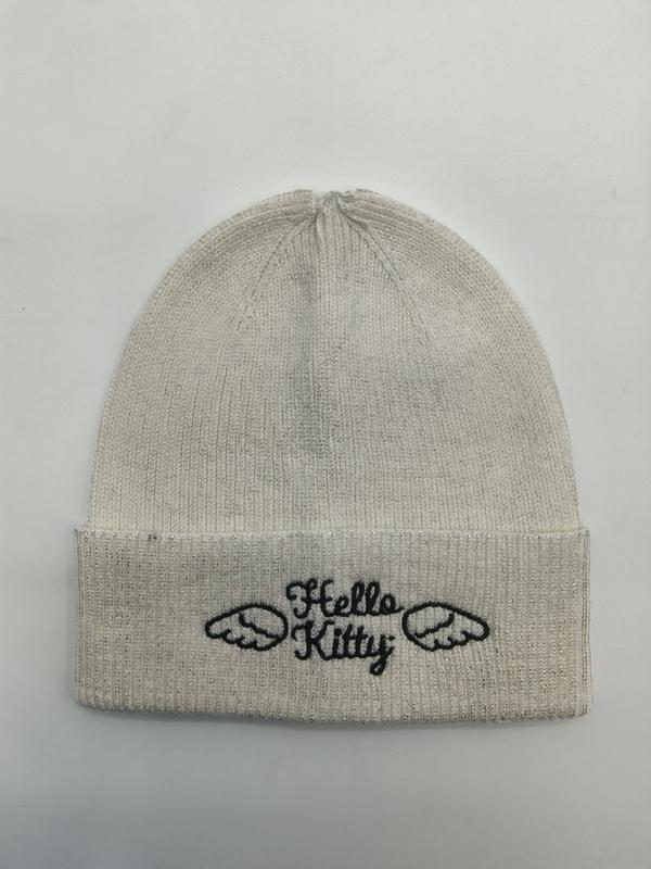 Creme-weiße Rippenstrick-Beanie mit Hello-Kitty-Engelflügel-Stickerei auf umgeschlagenem Mützenrand, flach fotografiert