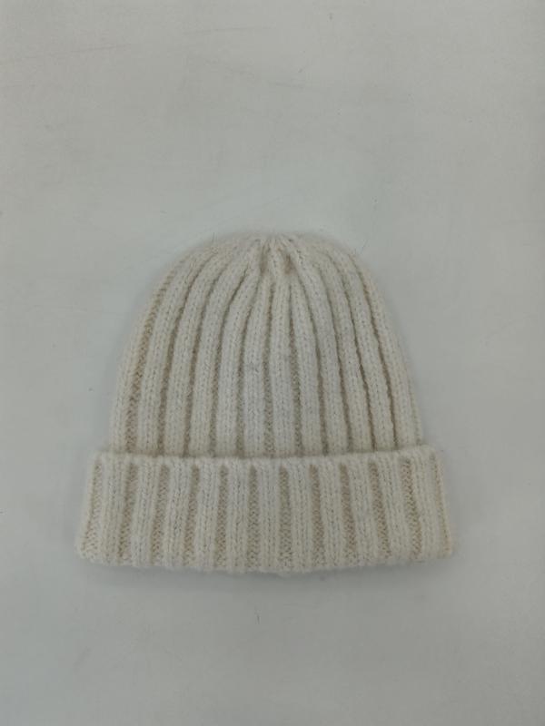 Hellbeige Wintermütze aus Rippenstrick mit breitem Umschlag, in Draufsicht auf weißem Untergrund