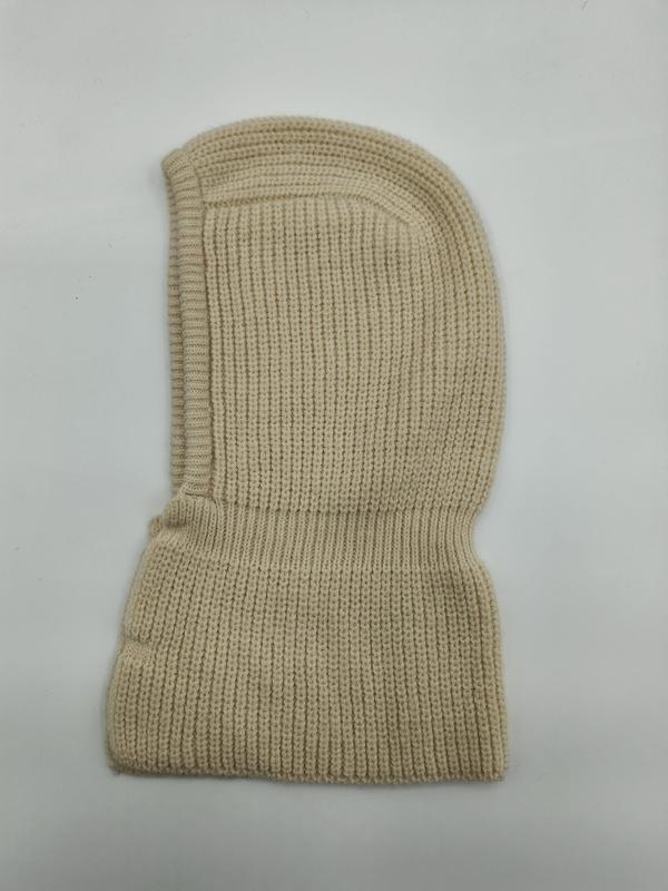 Cremeweiße Rippstrick-Balaclava mit Gesichtsöffnung, flach auf weißem Hintergrund, winterlicher Gesichtsschutz