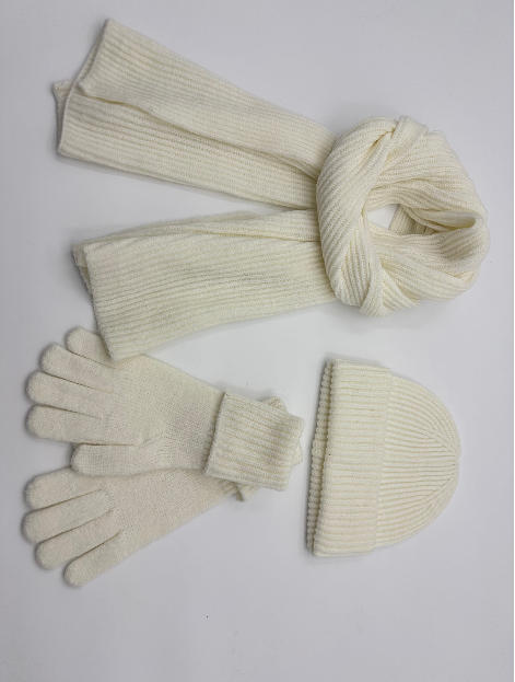 Dreiteiliges Winteraccessoire-Set in Cremeweiß mit langem Rippenstrickschal, Umschlagmütze und Fingerhandschuhen auf weißem Hintergrund