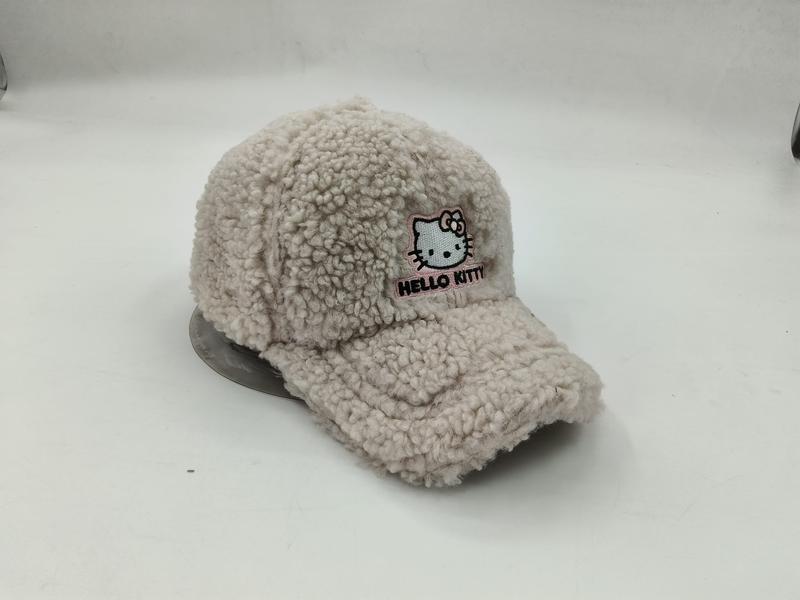 Flauschige Teddy-Fleece-Schirmmütze in Naturweiß mit gesticktem Cartoon-Katzengesicht und rosafarbenem Schriftzug