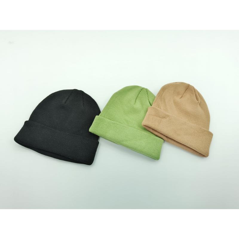 Drei schlichte Umschlag-Beanies flach liegend in Schwarz, Olivgrün und Hellbraun auf weißem Untergrund
