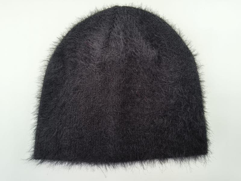 Weiche Strickmütze in Anthrazit mit flauschiger Angora-Optik und wolkiger Textur auf hellem Untergrund