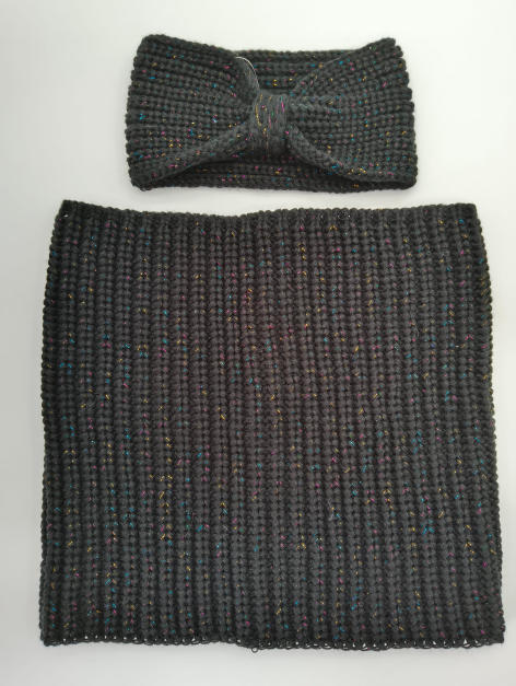 Grob gestrickter Halswärmer in Anthrazit mit bunten Metallic-Tupfen und passendem Schleifen-Stirnband aus weicher Wolle