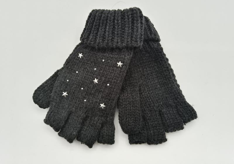 Anthrazitfarbene fingerlose Stulpenhandschuhe aus Grobstrick mit aufgenähten silbernen Sternnieten und Kristallverzierungen auf weißem Hintergrund
