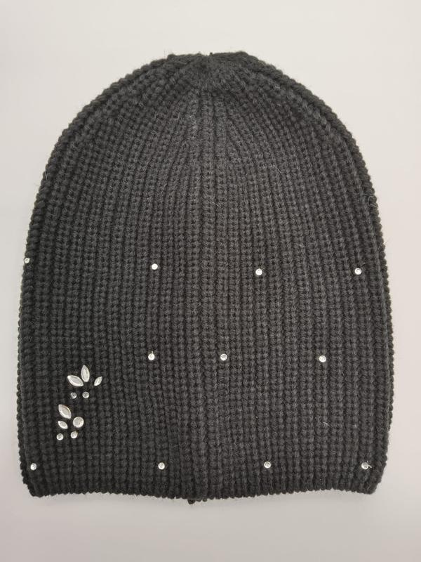 Dunkelgraue Grobrippe-Slouchy-Beanie mit verstreuten Strasssteinen und floralem Strasscluster als Zierdetail