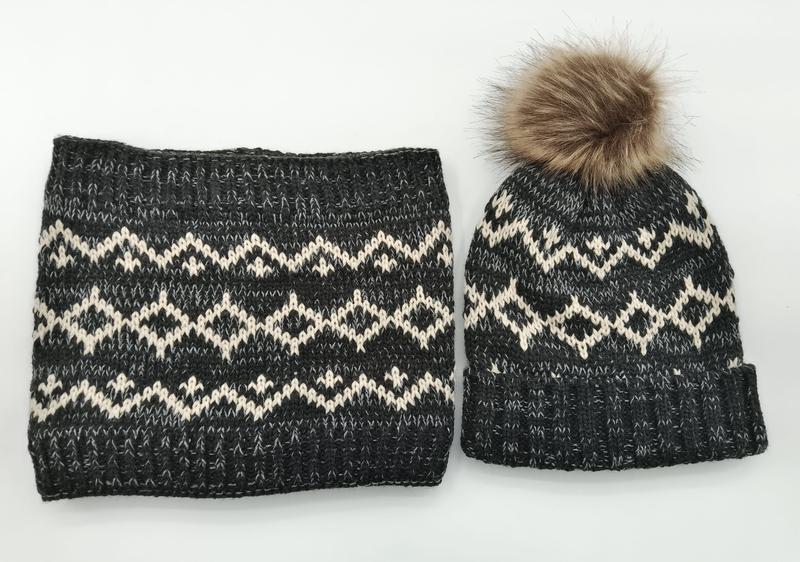 Dunkelgraue Fair-Isle-Strickmütze mit weißem Muster und Kunstfell-Pompon sowie passender Loopschal im Winter-Set