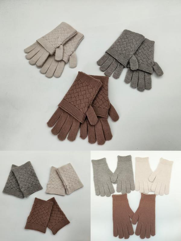 Drei Paar Rautenmuster-Strickhandschuhe in Beige, Grau und Braun mit passenden fingerlosen Pulswärmern