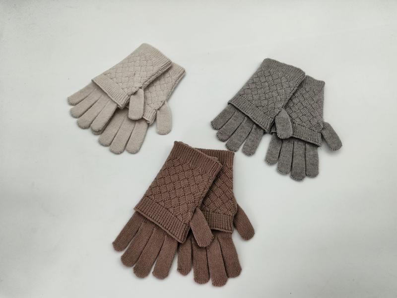 Drei Paare Strickhandschuhe mit Rautenmuster in den Farben Beige, Grau und Mauve flach auf weißem Hintergrund