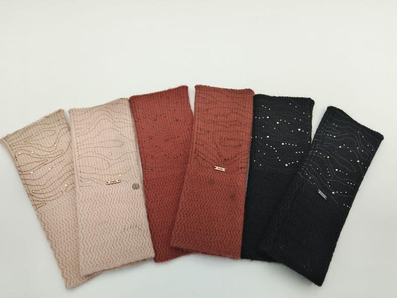 Sechs gestrickte Haarreife in Pink, Altrosa, Rost, Terrakotta, Anthrazit und Schwarz, fächerförmig angeordnet, mit Pailletten und Wellenstruktur