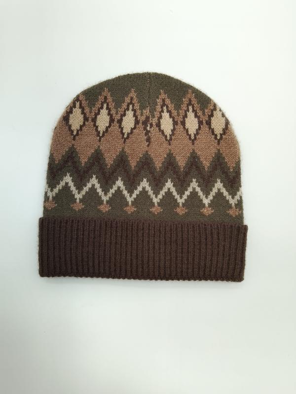 Gestrickte Wintermütze im traditionellen Fair-Isle-Stil mit Rauten- und Zickzackmuster in Erdbraun, Olivgrün und Naturweiß – mit breitem Rippenbündchen
