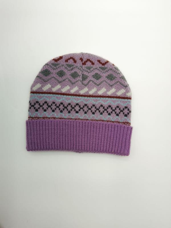 Lila Strickmütze mit bunten Fair-Isle-Zickzack-Ornamenten und gefalteter Krempe in verschiedenen Akzentfarben, Produktfoto auf weißem Hintergrund