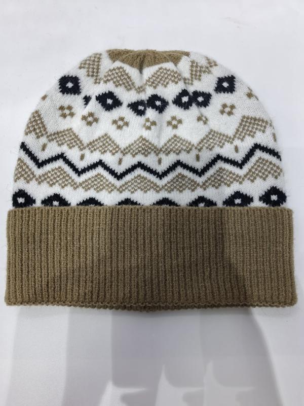 Gefaltete Fair-Isle-Wintermütze mit beigem Umschlagbund, weißem Oberteil und marine-beigem Chevron-Blumenjacquard-Muster