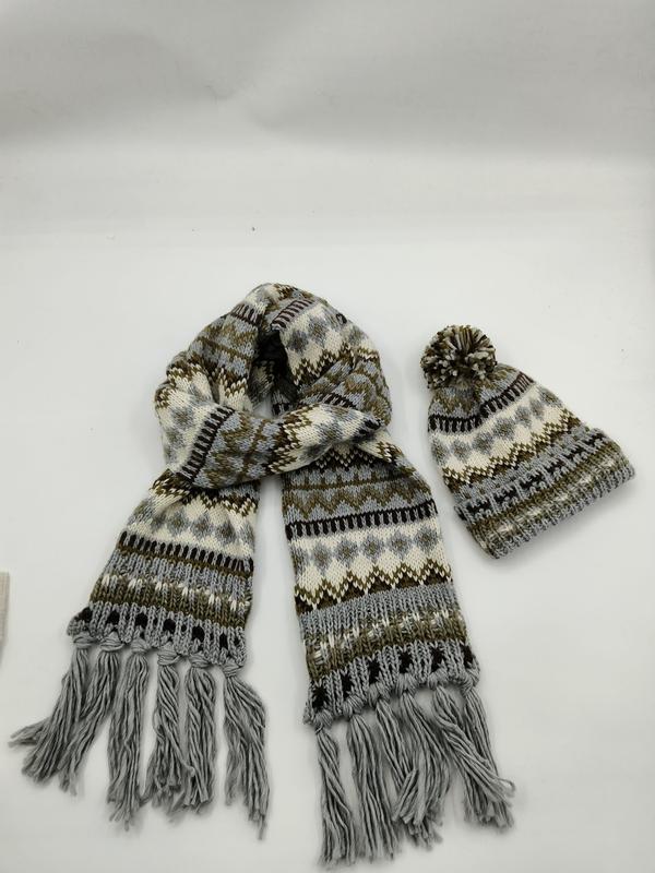 Winteraccessoire-Set mit gemustertem Strickschal mit Fransenden und passender Pudelmütze in Grau- und Brauntönen, Produktfoto