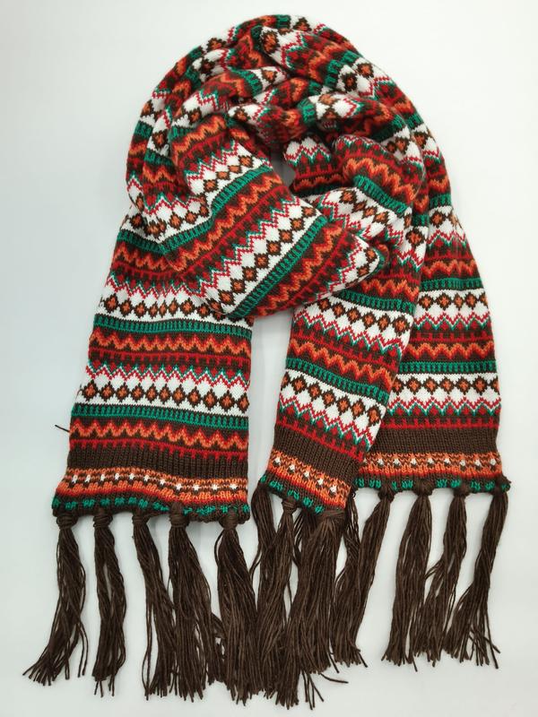 Bunter gestrickter Fair-Isle Schal mit geometrischen Mustern in Rot, Grün, Orange, Weiß und Braun sowie dunkelbraunen Fransenden