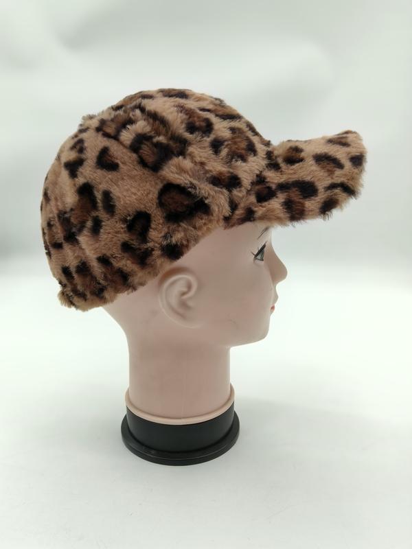 Leoparden-Baseball-Cap aus Kunstfell auf einer Hutpräsentation im Seitenprofil, beige-braunes Tiermuster