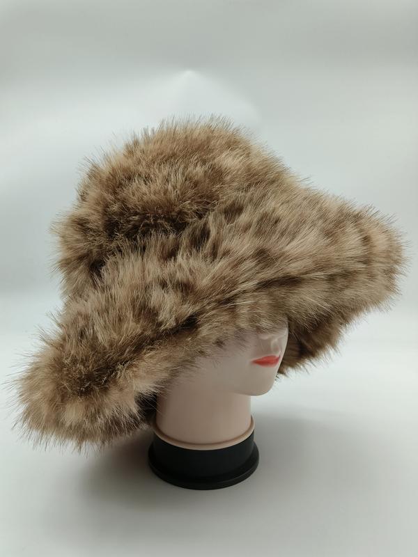 Tan-brauner Kunstfell-Bucket-Hat mit Leopardenmuster und breiter Krempe auf weißem Mannequin-Kopf