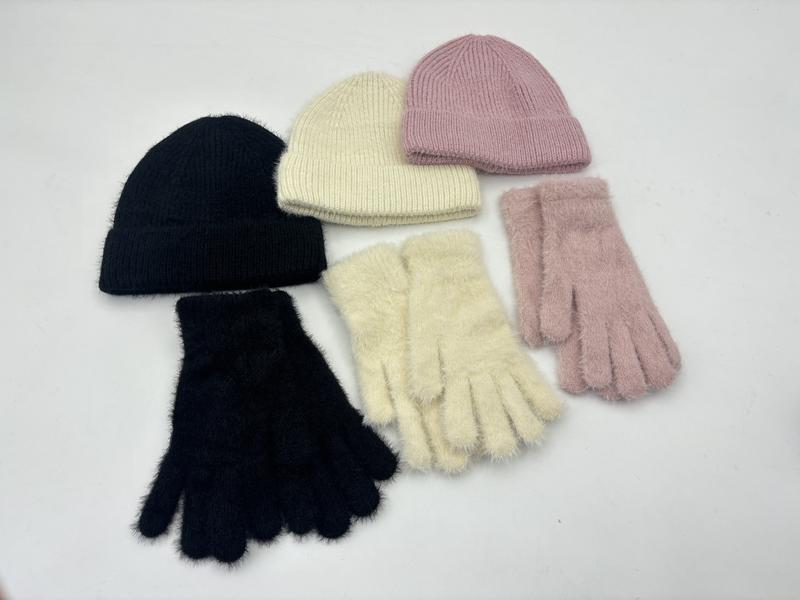 Drei aufeinander abgestimmte Sets aus flauschigen Strickhandschuhen und gerippten Wintermützen in Schwarz, Naturweiß und Altrosa auf weißem Hintergrund angeordnet