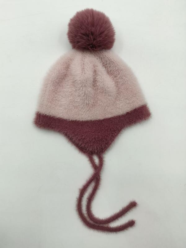 Altrosa flauschige Strickmütze mit Ohrklappen, dunkelmauvefarbenem Pompon und Bindebändern, Flachaufnahme