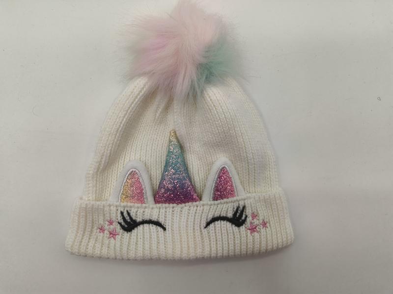 Weiße Rippenstrickmütze für Kinder mit Glitzerhorn, rosa Öhrchen, aufgestickten Wimpern, Sternchen und buntem Kunstfell-Pompon
