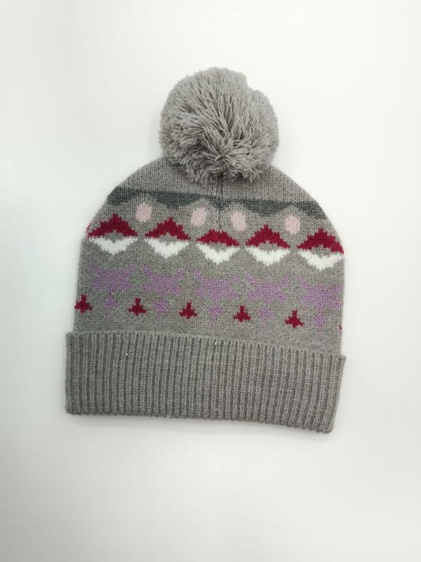 Graue Strick-Bommelmütze mit bunt gemustertem Fair-Isle-Design in Rot, Weiß, Rosa und Lavendel, Produktfoto auf weißem Hintergrund