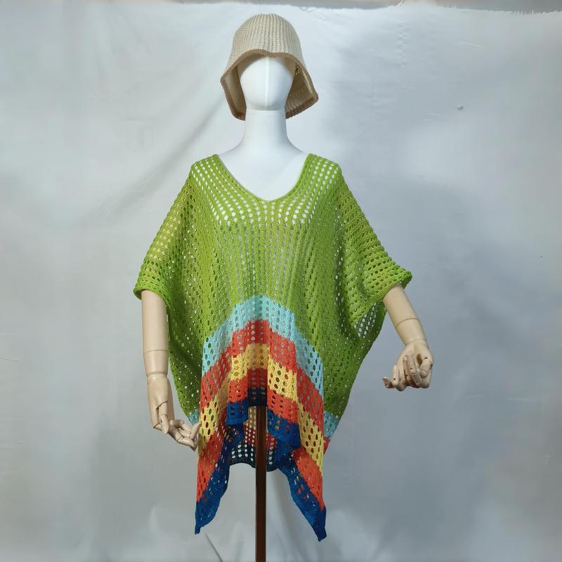 Schneiderpuppe mit lindgrünem Häkelmesh-Poncho, buntem Chevron-Abschluss und beigefarbenem Bucket Hat, Strandlook